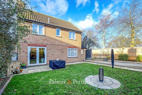 4 bedroom detached house for sale, Palmers Croft, Essex CM2