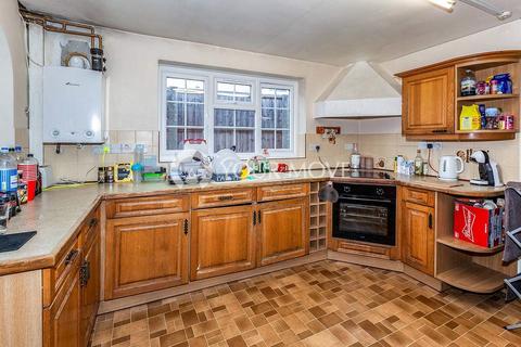 3 bedroom end of terrace house to rent, Albert Road, Egham TW20