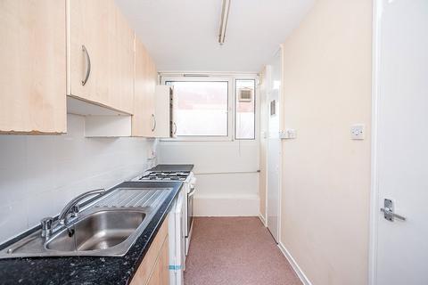 2 bedroom maisonette to rent, Lindley Estate, London SE15