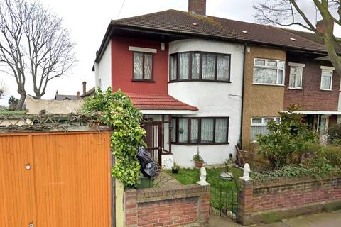 3 bedroom terraced house to rent, Vicars Close, London, E15