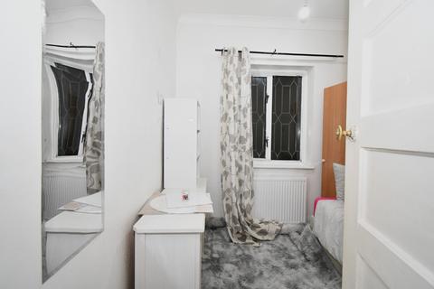 3 bedroom terraced house to rent, Vicars Close, London, E15