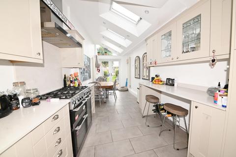 4 bedroom end of terrace house to rent, Gould Road, Twickenham TW2