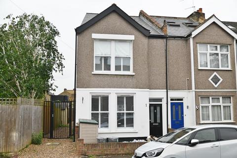 4 bedroom end of terrace house to rent, Gould Road, Twickenham TW2