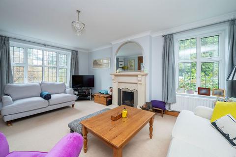 67 Worthing Road, Horsham, RH12 1TD