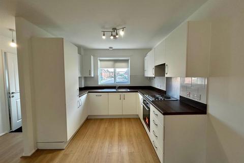 3 bedroom semi-detached house to rent, Waxwing Court, Scunthorpe