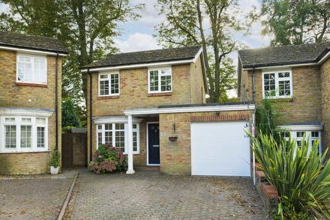 3 bedroom detached house to rent, Marlborough Drive, Weybridge KT13