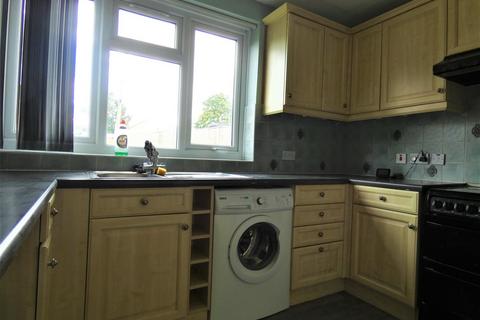 2 bedroom maisonette to rent, Masons Road, Cippenham