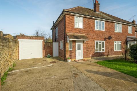 3 bedroom semi-detached house to rent, Fairlight Avenue, Windsor