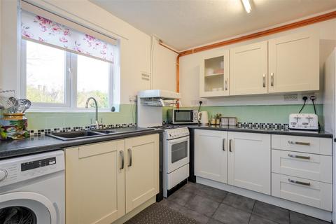 3 bedroom semi-detached house to rent, Fairlight Avenue, Windsor