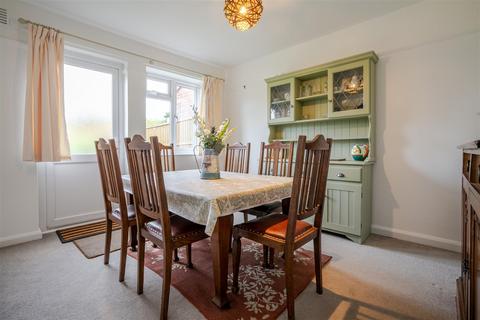 3 bedroom semi-detached house to rent, Fairlight Avenue, Windsor