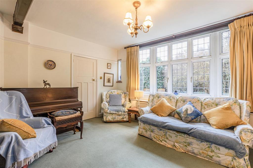 West Cottage, 50 Parvis Road, Byfleet, KT14 7 EH -
