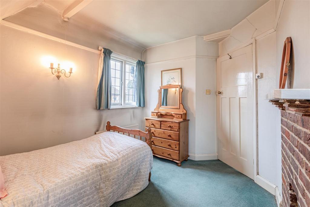 West Cottage, 50 Parvis Road, Byfleet, KT14 7 EH -