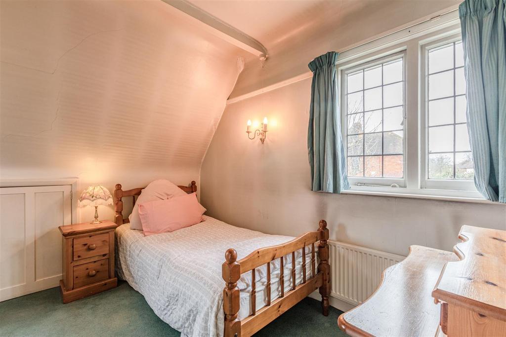 West Cottage, 50 Parvis Road, Byfleet, KT14 7 EH -