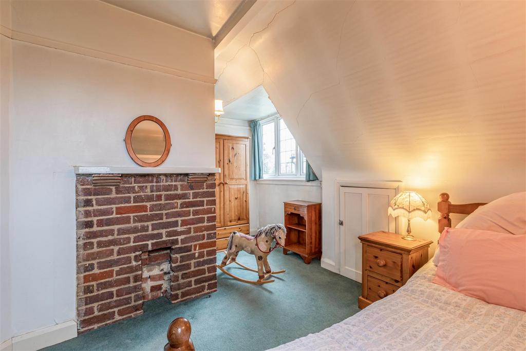 West Cottage, 50 Parvis Road, Byfleet, KT14 7 EH -