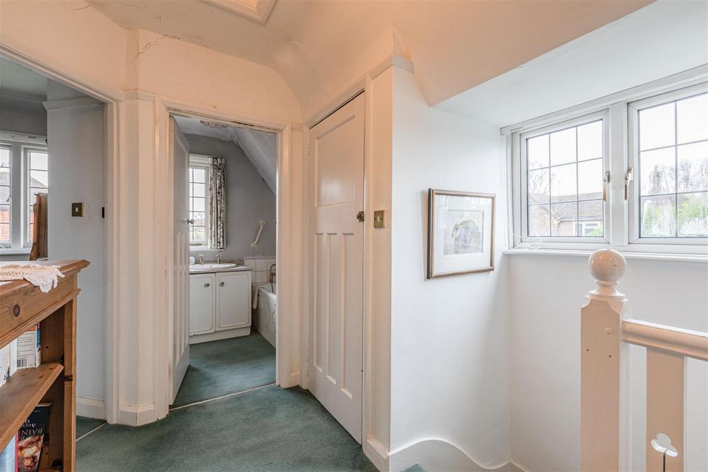 West Cottage, 50 Parvis Road, Byfleet, KT14 7 EH -