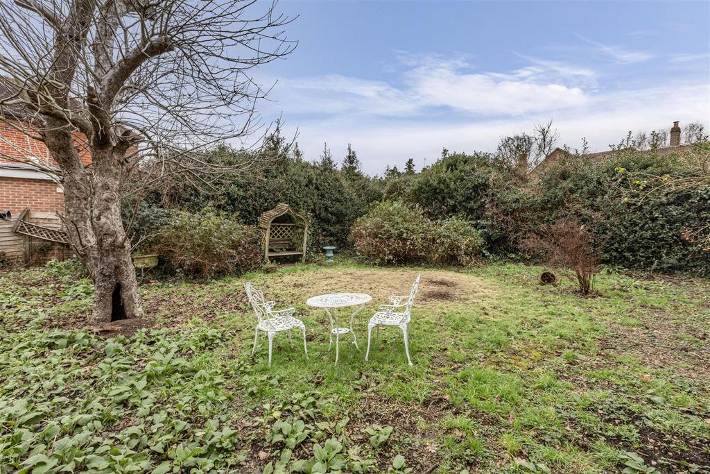 West Cottage, 50 Parvis Road, Byfleet, KT14 7 EH -