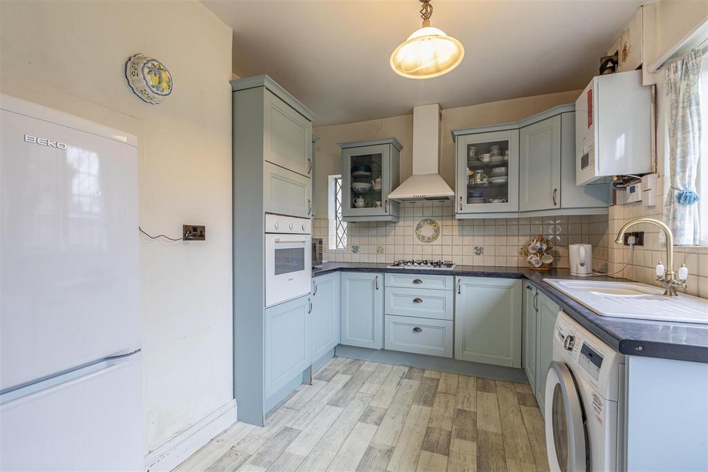 West Cottage, 50 Parvis Road, Byfleet, KT14 7 EH -