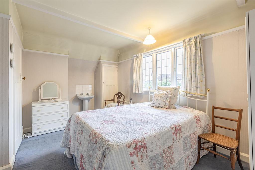 West Cottage, 50 Parvis Road, Byfleet, KT14 7 EH -