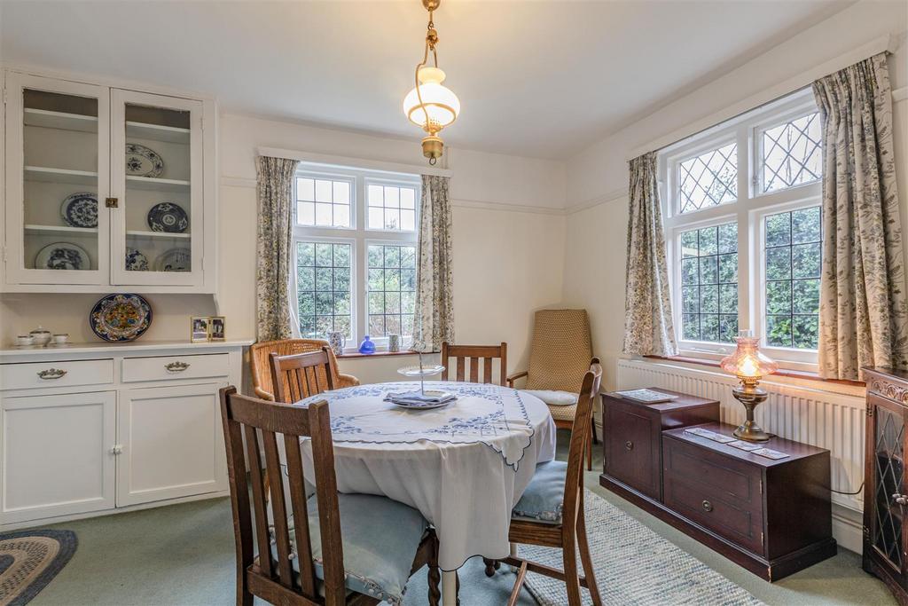 West Cottage, 50 Parvis Road, Byfleet, KT14 7 EH -
