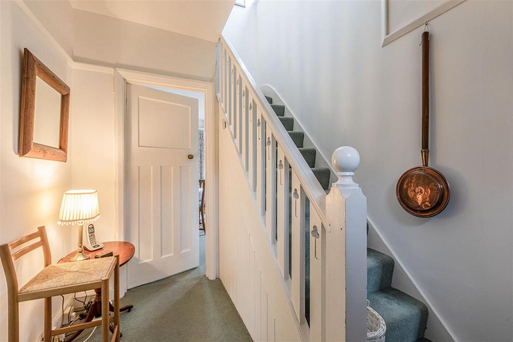 West Cottage, 50 Parvis Road, Byfleet, KT14 7 EH -