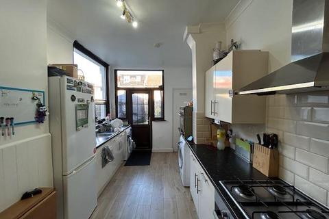 3 bedroom terraced house for sale, Melrose Avenue, CR4