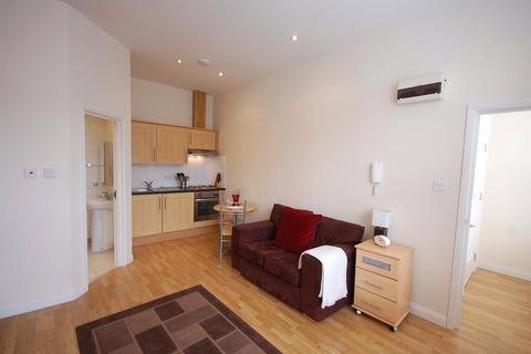 Studio to rent, Castletown Road, London, W14