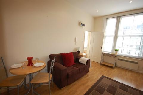 Studio to rent, Castletown Road, London, W14