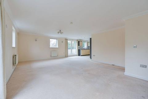 3 bedroom flat to rent, Carew Road, Northwood, HA6