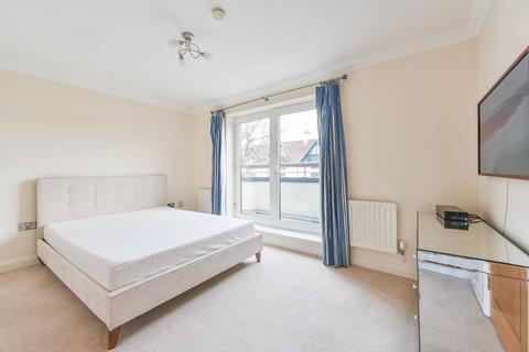 3 bedroom flat to rent, Carew Road, Northwood, HA6