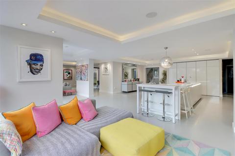 3 Abbey View, London, NW7 4PB