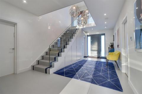 3 Abbey View, London, NW7 4PB