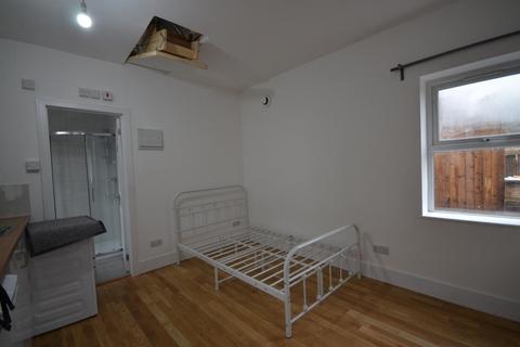 Studio to rent, Fortune Gate Road, London, NW10 9RH