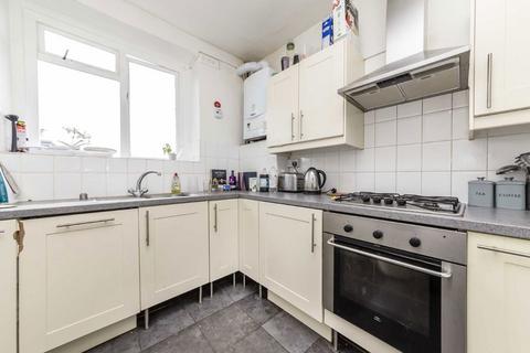 2 bedroom flat to rent, York Road, London SW11