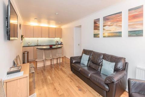 3 bedroom flat to rent, Albany Street, Edinburgh,