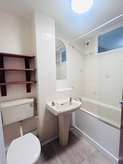 2 bedroom flat for sale, Silver Birch Close, London N11