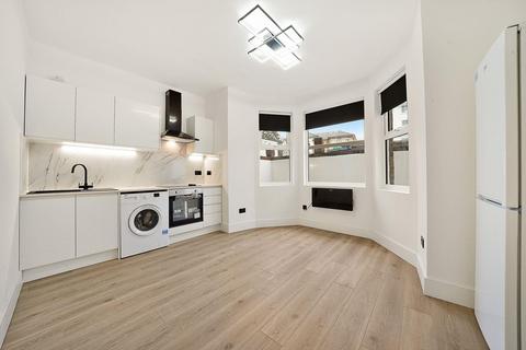 4 bedroom flat to rent, Willesden Lane, London, NW6