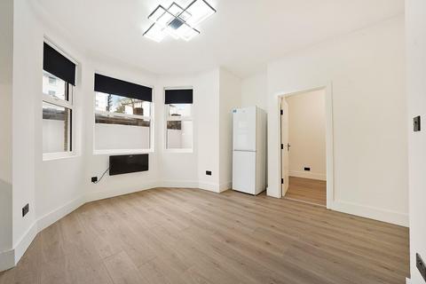 4 bedroom flat to rent, Willesden Lane, London, NW6