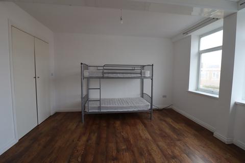 2 bedroom flat to rent, Queensway