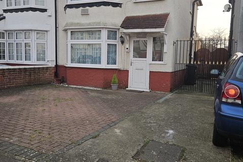 4 bedroom semi-detached house to rent, Clairvale Road, Hounslow TW5