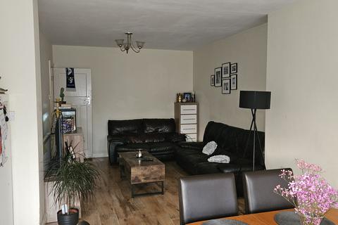 4 bedroom semi-detached house to rent, Clairvale Road, Hounslow TW5