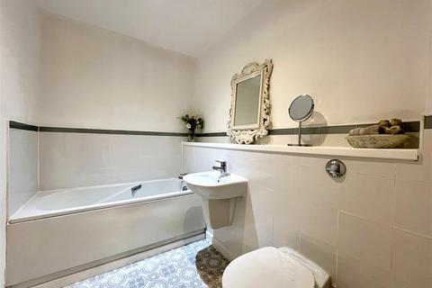 2 bedroom apartment to rent, Wharf Road, Sale