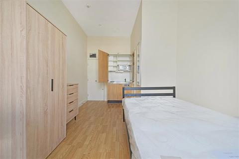 Studio to rent, Collingham Place, London, SW5