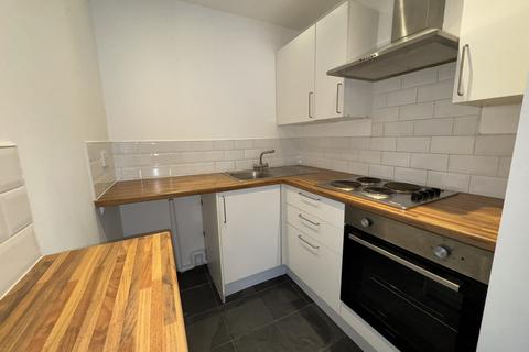 2 bedroom flat to rent, New Ferry Road, Wirral CH62