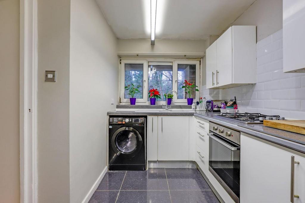 01-15c6 JHProp Wpen - 37 Bredhurst Close - 1-medium.