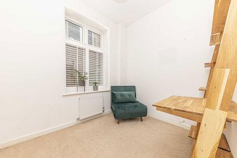 2 bedroom flat for sale, London Road, St Margarets TW1