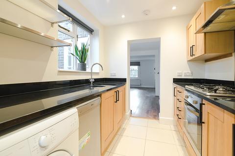 2 bedroom terraced house to rent, Castelnau Row