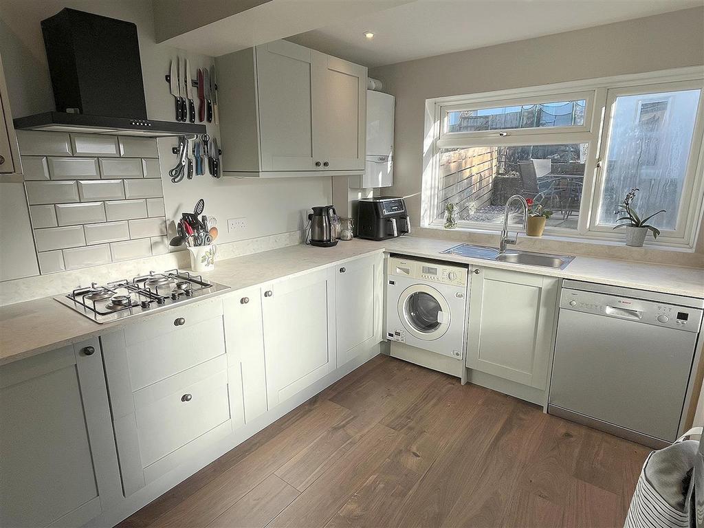 Kitchen 2.jpg