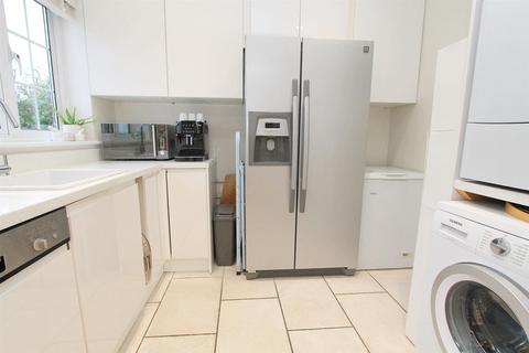 4 Redford Avenue, Wallington, SM6 9DP