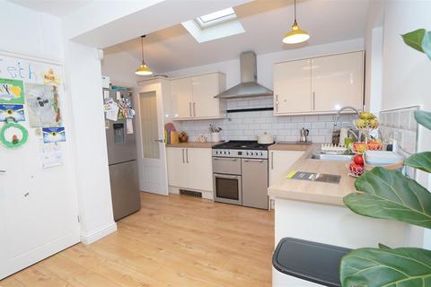 13 Simpson Grove, Bradford, BD10 9SD