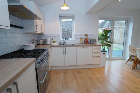 13 Simpson Grove, Bradford, BD10 9SD